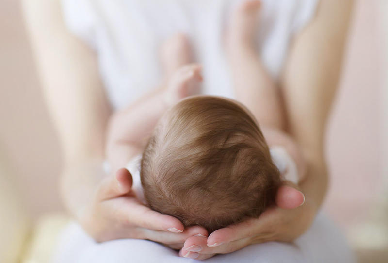 ما هي المنطقة الطرية المتحركة في رأس الطفل و ما الاحتياطات اللازمة للتعامل مع المولود؟