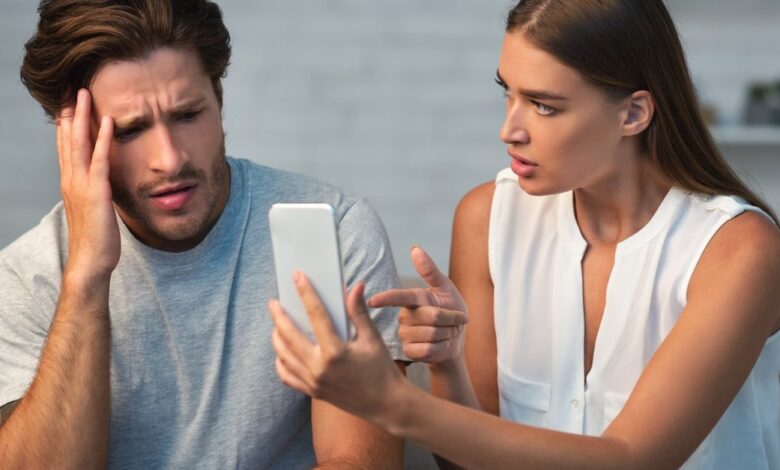 كيف تعلمين بخيانة زوجك وكيف تعرفين ما إذا كان زوجك يخونك أم لا دون التجسس عليه ؟