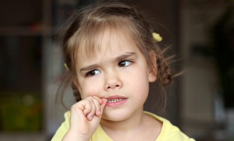 منع الطفل من قضم الأظافر ما هي أسباب قضم الأظافر وكيف يمكن تجنبها ومنعها عند الأطفال؟