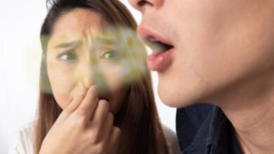طريقة إزالة رائحة الفم الكريهة نهائياً وأفضل الأساليب لعلاج رائحة الفم