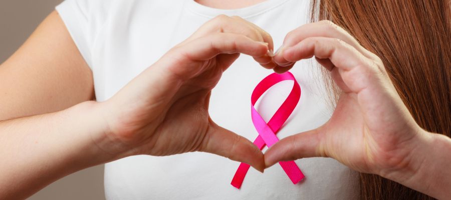 العلامات المبكرة لسرطان الثدي كيف يمكن اكتشاف الإصابة بسرطان الثدي للرجال والنساء؟