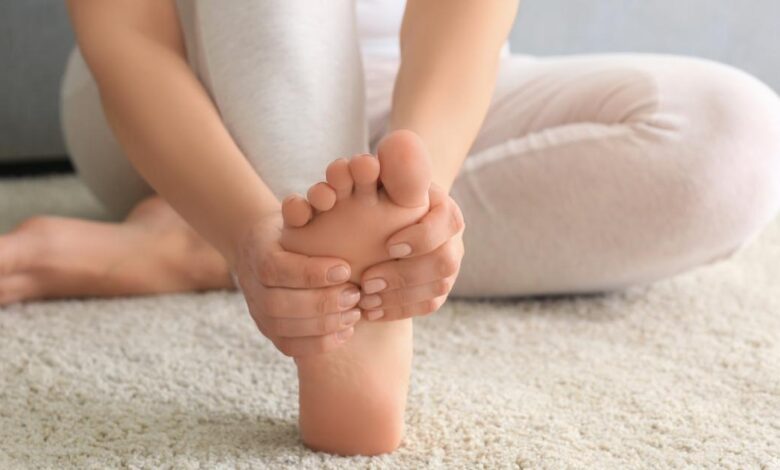 سبب برودة القدمين أهم الأسباب الشائعة لبرودة القدمين ووسائل علاجها