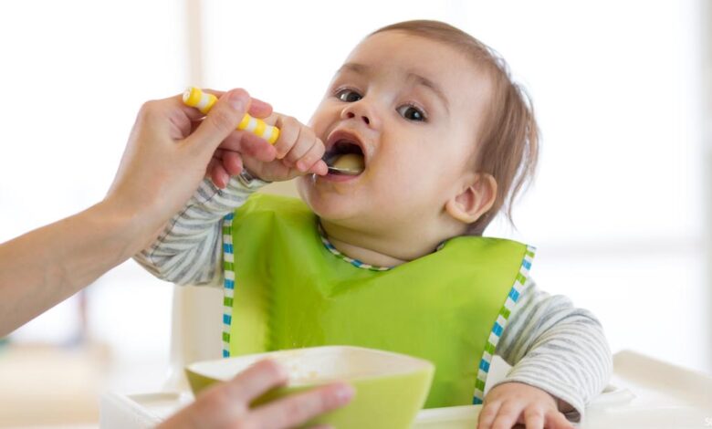 تغذية الطفل في مرحلة التسنين إليك أفضل 5 طرق لفطم الطفل اثناء التسنين